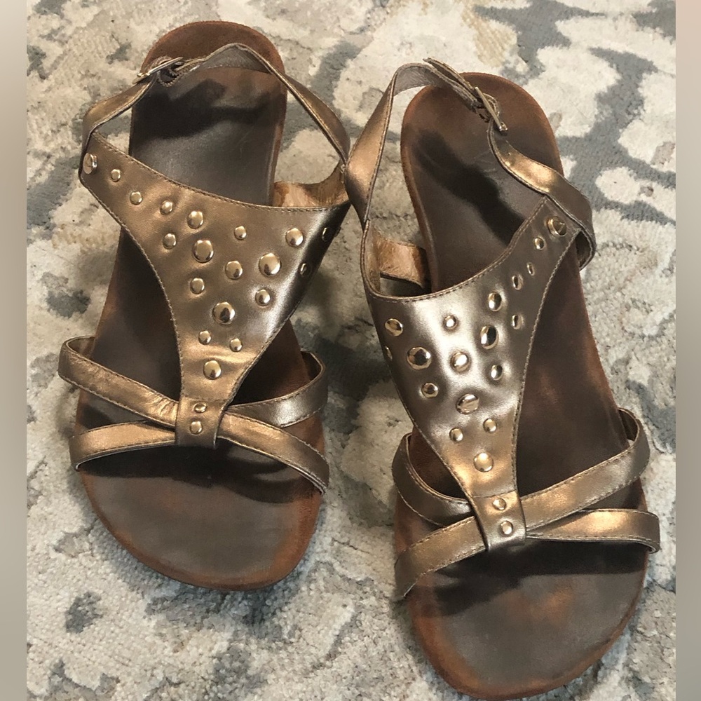 Vionic wedge heel sandals metallic gold size 8